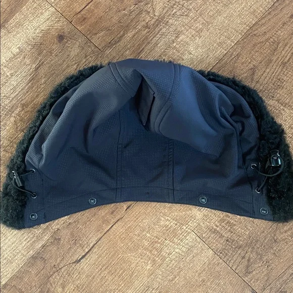 Black and silver ski jacket with detachable fur hat and zippered pockets. Large - Picture 14 of 16